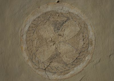 Südwand, westliches Weihekreuz